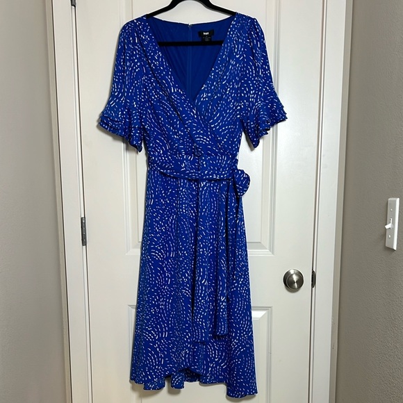 Dkny Dresses & Skirts - DKNY Blue and White V-Neck Tiered Short Sleeve Faux Wrap Midi Size 16